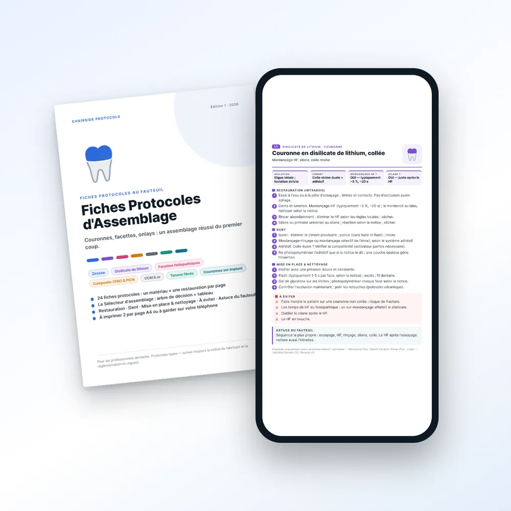 Une fiche de protocole ouverte sur un téléphone, à côté de la couverture imprimée
